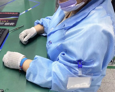 佩戴靜電手環(huán)_安徽英特麗smt貼片加工.jpg